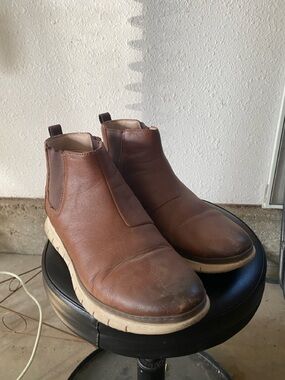 Vionic Brown Leather Chukka Chelsea Boots with Cream Outsole